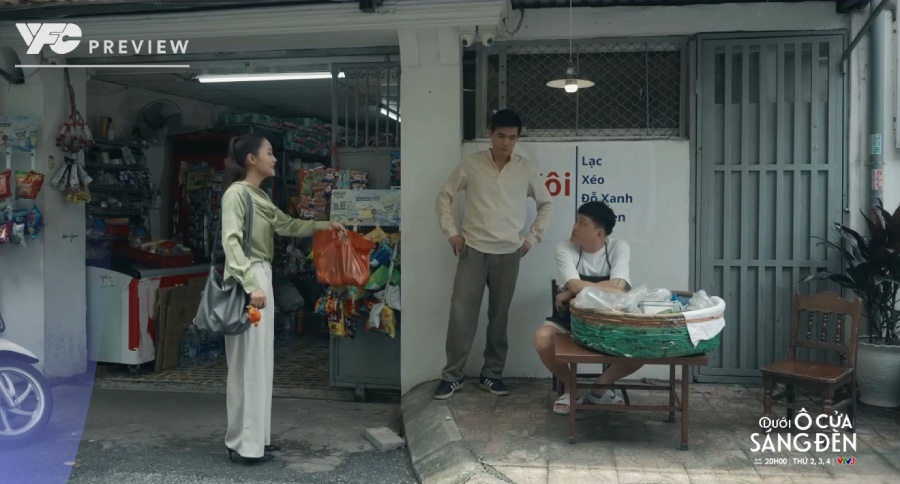 Sinh khuyên Bằng nên cảnh giác gấp đôi khi chị dâu thay đổi tính nết trong tập 28 phim “Dưới ô cửa sáng đèn“. Ảnh: VFC.