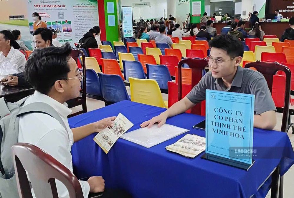 Workers looking for jobs at the Can Tho Employment Service Center. Photo: Huong Nha