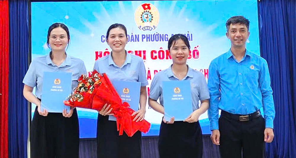 An Hai Ward Trade Union, Da Nang established the grassroots Trade Union of Mai Phuong Saigon Co., Ltd. with 20 union members. Photo: An Hai Trade Union provided
