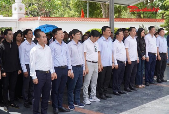 The working delegation of the Party Committee of the Fatherland Front and central organizations offers incense at Dong Loc intersection. Photo: Hanh Nguyen