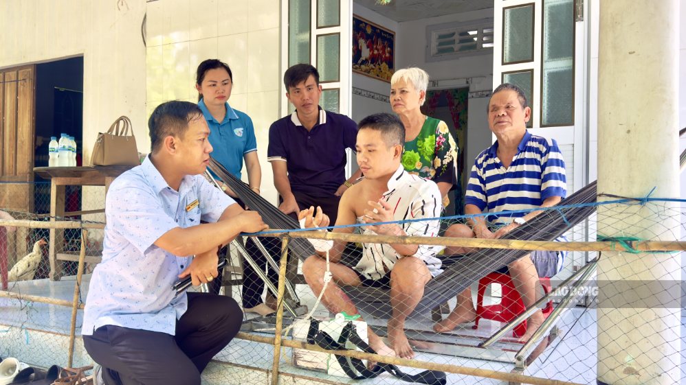 Mr. Nguyen Huu Thanh is being treated at home after an electric shock that seriously impaired his health. Photo: An Nhien