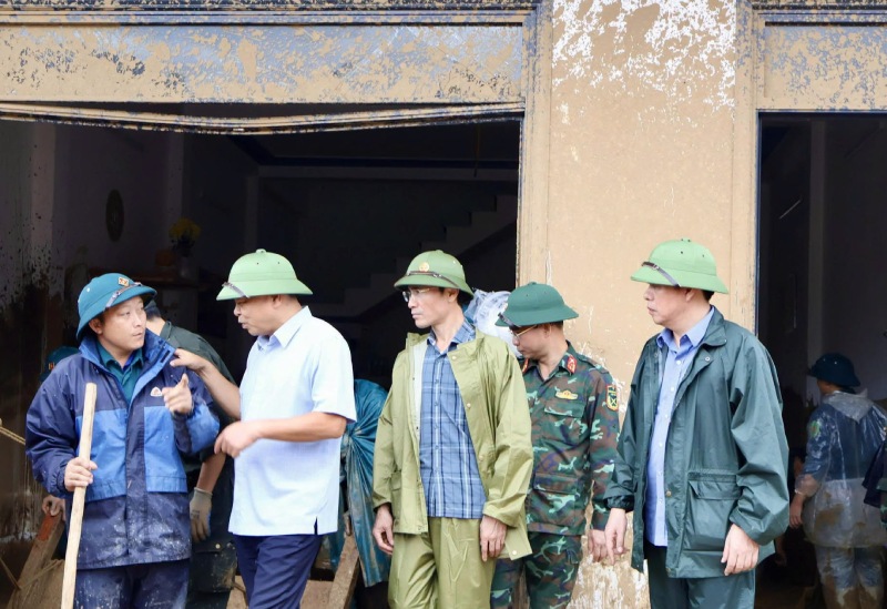 Deputy Minister of MARD Nguyen Hoang Hiep (2nd from the left) encourages forces to overcome the consequences of flash floods. Photo: Lai Chau Newspaper and Radio and Television
