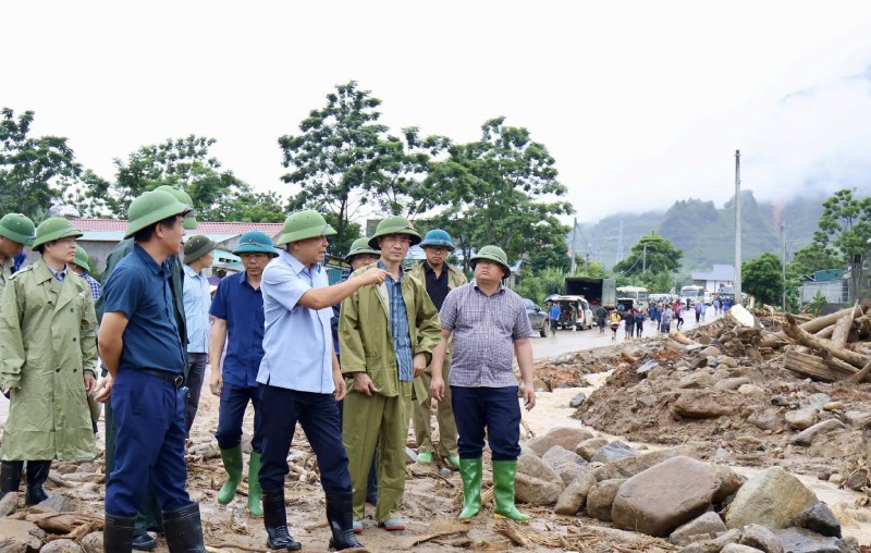 Thứ trưởng Nguyễn Hoàn Hiệp kiểm tra công tác khắc phục hậu quả. Ảnh: Báo và Phát thanh truyền hình Lai Châu