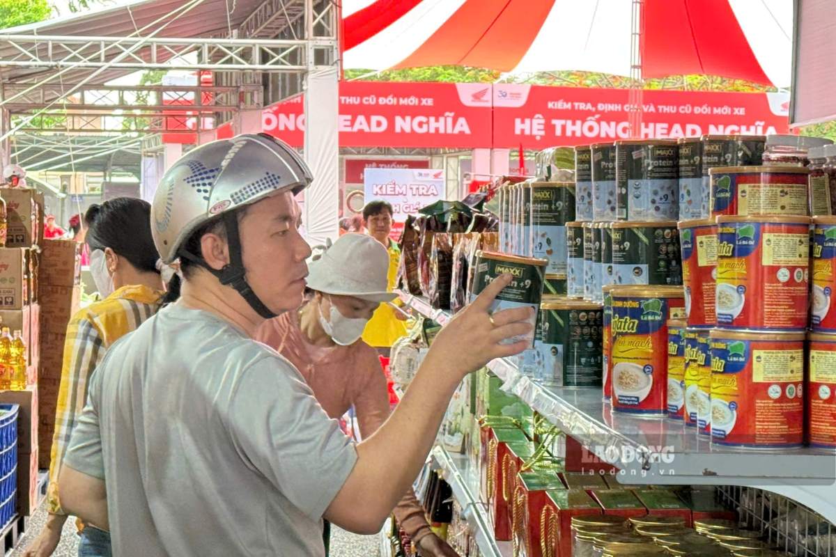 Người lao động mua sắm trong gian hàng phúc lợi. Ảnh: Thành An
