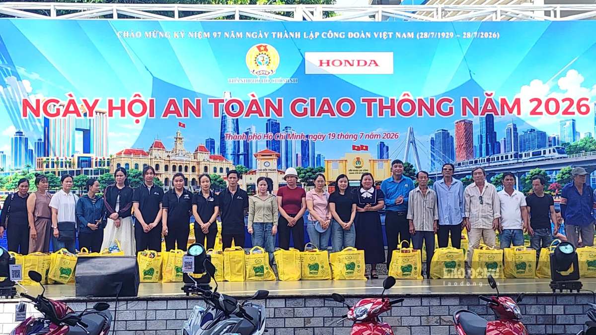 Giving gifts to 100 union members and workers in difficult circumstances. Photo: Thanh An