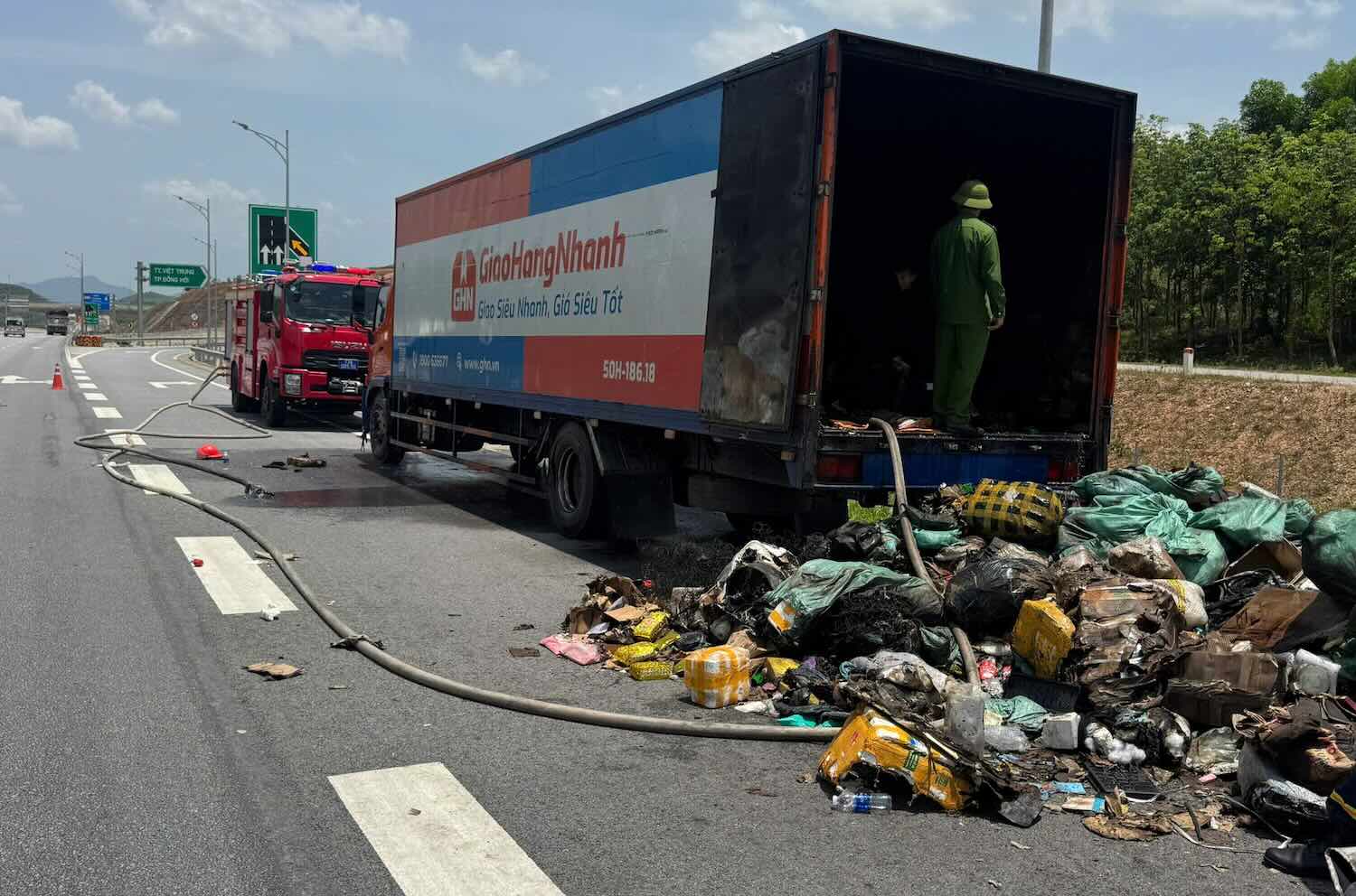 Truck catches fire on the North - South expressway. Photo: Nam Trach Commune People's Committee