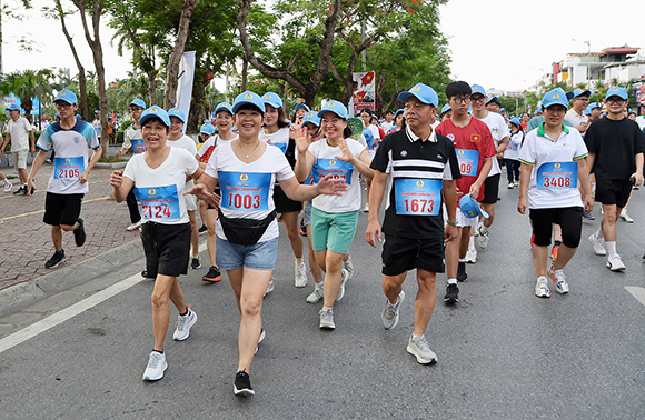 The "Healthy and Beautiful Footsteps" race attracted 5,000 union members and workers in Hai Phong to participate. Photo: Hai Phong e-Portal