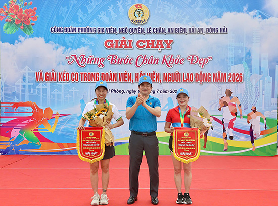 Lãnh đạo LĐLĐ TP Hải Phòng trao giải cho đội đoạt giải. Ảnh: Cổng TTĐT Hải Phòng