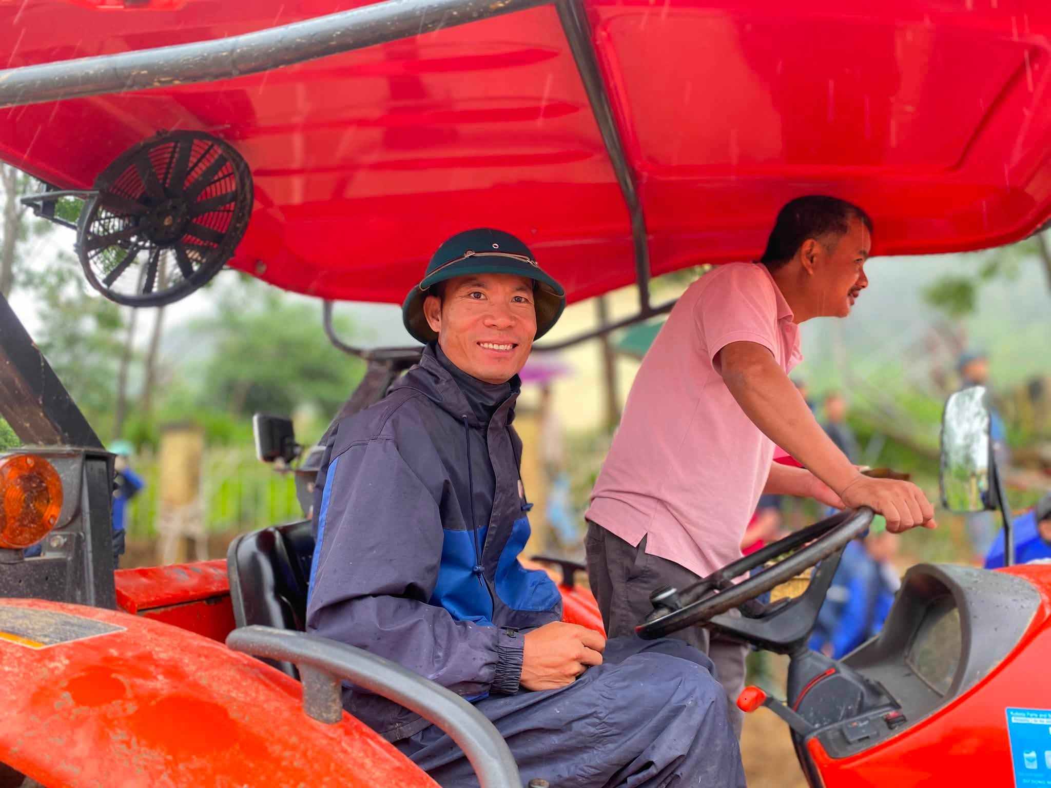 Mr. Phan Van Hoan has accompanied people in the flood-stricken area of Muong Than for the past 3 days. Photo: Muong Than Commune People's Committee