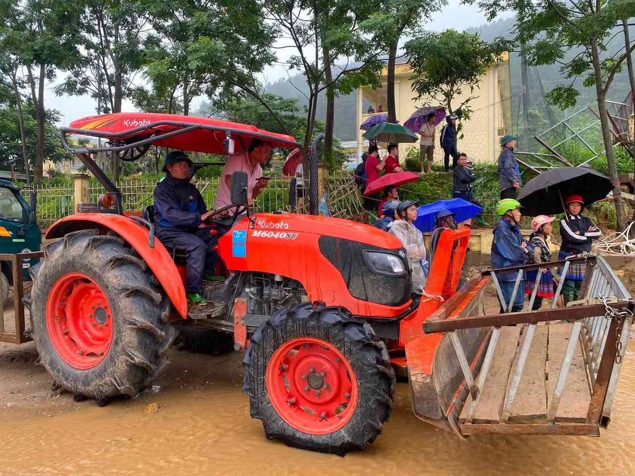 Anh Hoàng Văn Hoan trên chiếc máy cày đồng hành cũng người dân Mường Than suốt 3 ngày qua. Ảnh: UBND xã Mường Than