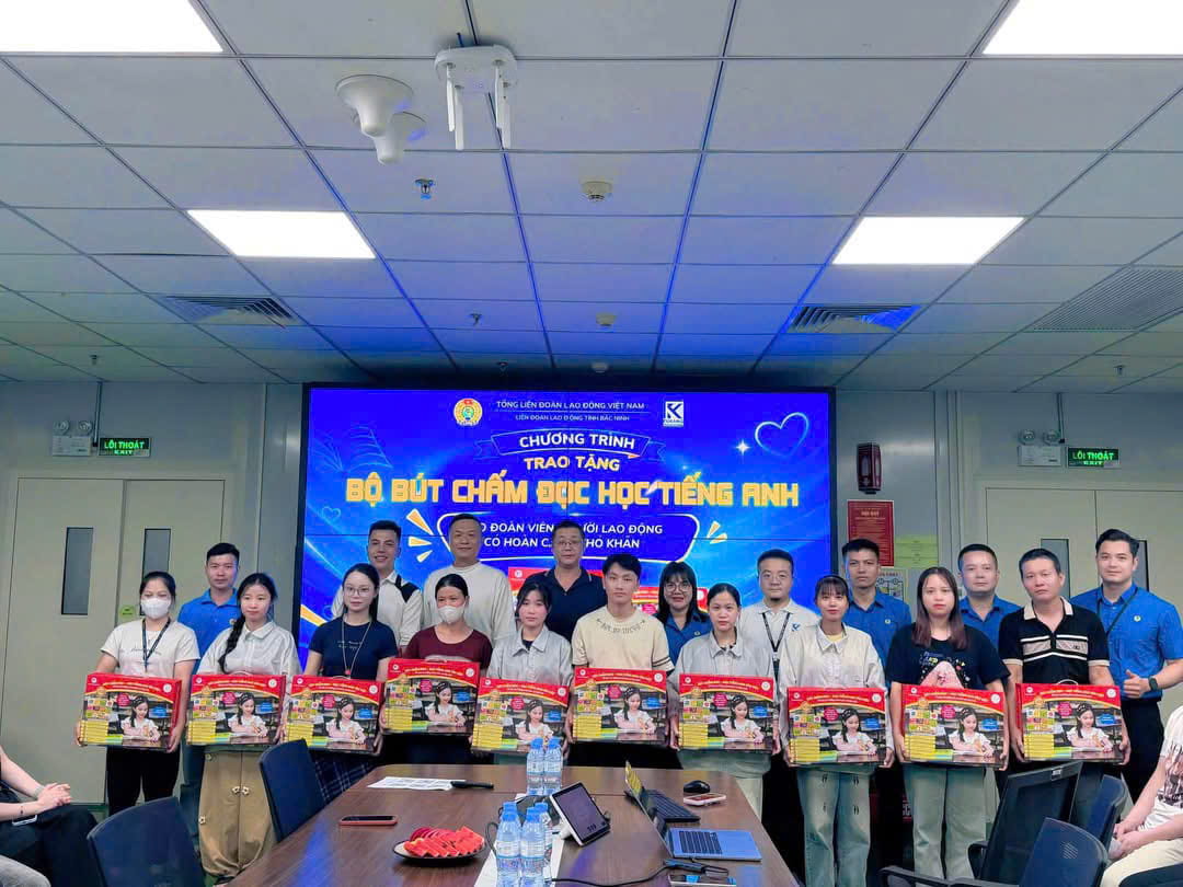 Công đoàn Công ty TNHH Fukang Technology đã trao các phần quà do Tổng Liên đoàn Lao động Việt Nam hỗ trợ tới đoàn viên, người lao động có hoàn cảnh khó khăn. Ảnh: Công đoàn Công ty cung cấp.