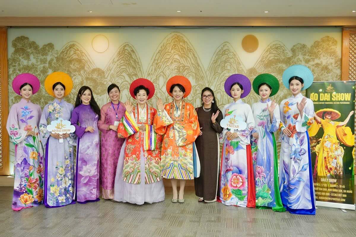 Đại biểu Hàn Quốc mặc thử trang phục Áo dài Việt Nam cách tân theo phong cách Hàn Quốc. Ảnh: Trung tâm Bảo tồn Di tích Cố đô Huế cung cấp.
