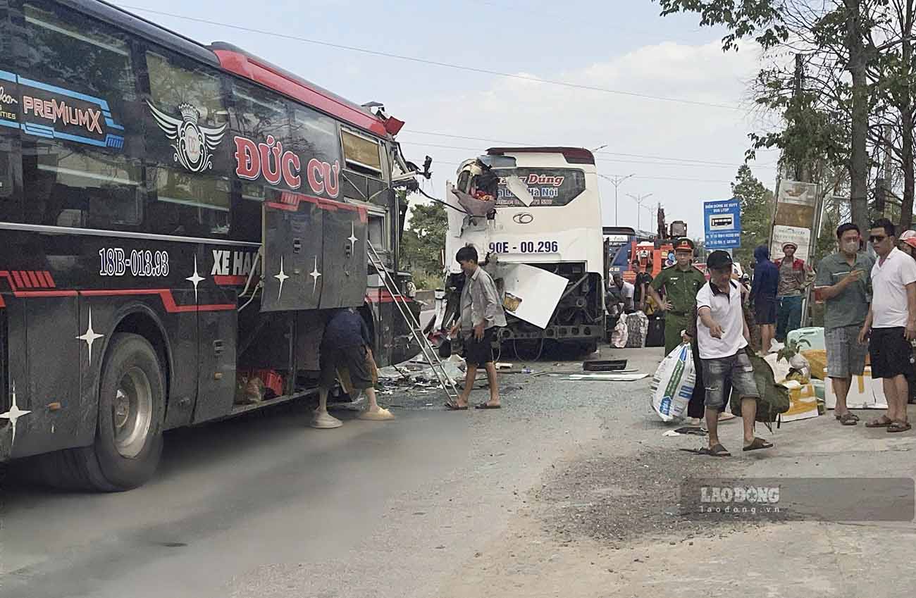 Scene of the collision between 2 passenger cars on National Highway 1 in Can Loc commune, causing 1 death and 3 injuries. Photo: Hoang Anh