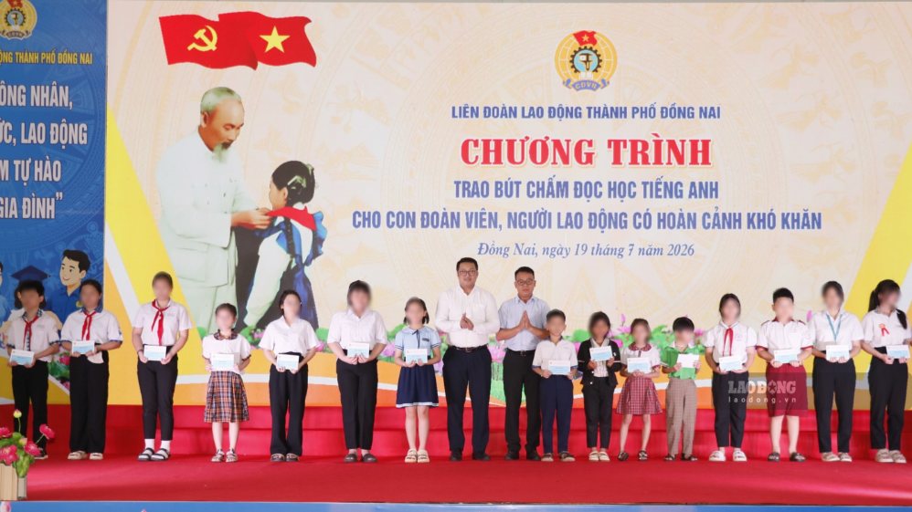 Đại diện Báo Lao Động và nhà tài trợ trao tặng 30 suất học bổng Quỹ Xã hội từ thiện Tấm lòng vàng cho học sinh là con công nhân lao động có hoàn cảnh khó khăn. Ảnh: HAC