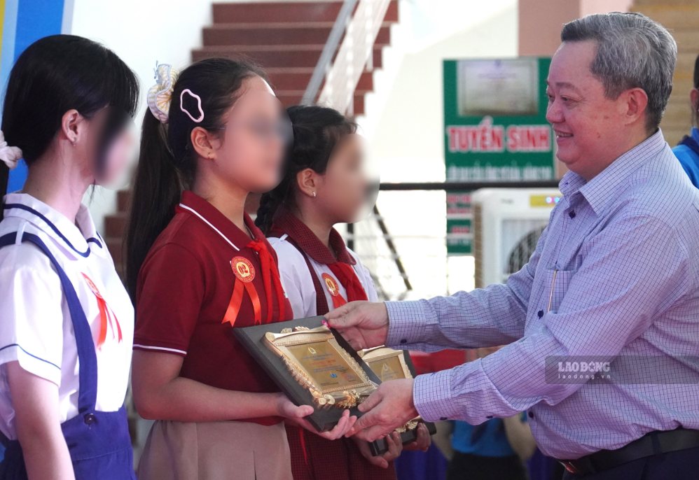 Ủy viên Ban Thường vụ Thành ủy, Trưởng ban Nội chính Thành ủy Nguyễn Minh Hợi trao biểu trưng cho các em học sinh được tuyên dương “Học giỏi - Sống tốt“. Ảnh: HAC