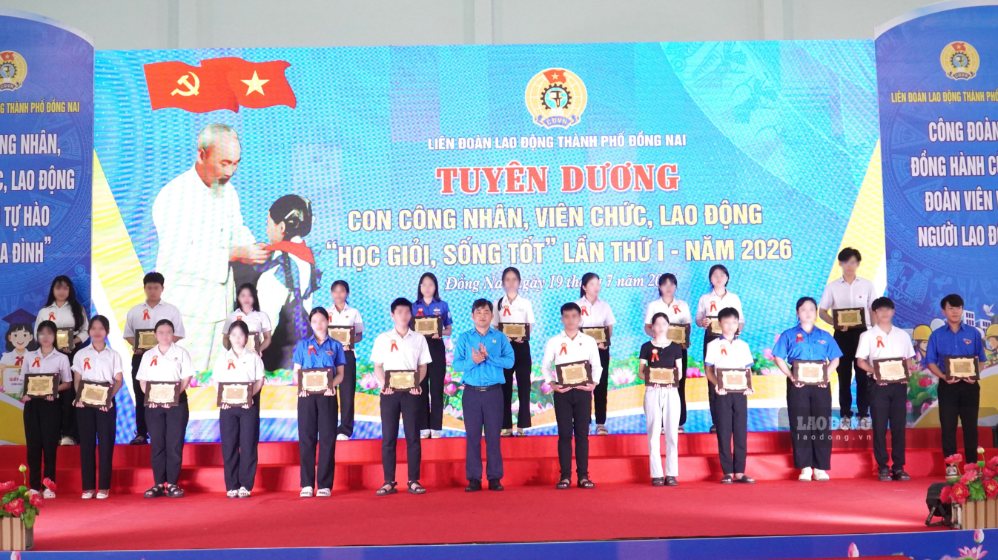 Chairman of Dong Nai City Labor Federation Nguyen Quoc Dung at the ceremony to commend children of workers, civil servants, and laborers. Studying well - Living well for the first time, year 2026. Photo: HAC