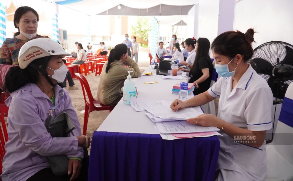 Đoàn viên, người lao động được tham gia khám bệnh miễn phí tại chương trình. Ảnh: HAC