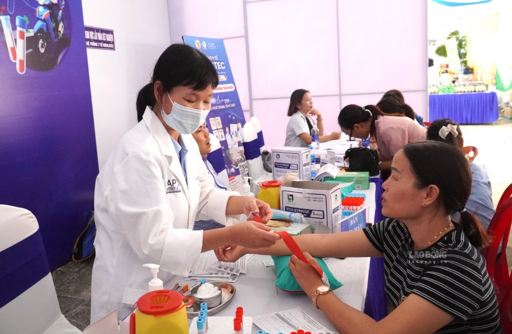 Đoàn viên, người lao động được tham gia khám bệnh miễn phí tại chương trình. Ảnh: HAC