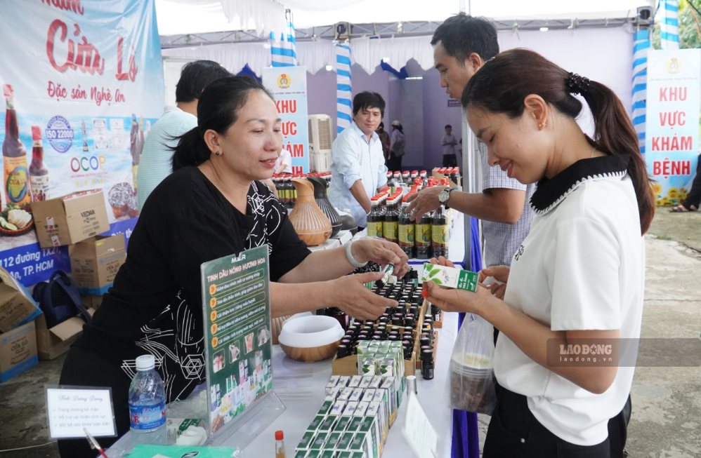 Đoàn viên, người lao động tham gia mua sắm tại các gian hàng phúc lợi với giá ưu đãi. Ảnh: HAC