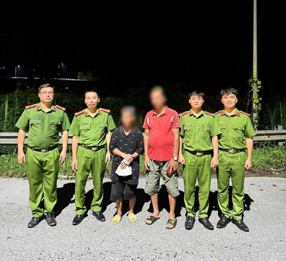 The lost man was supported by Hong Son Commune Police to return home safely. Photo: Tuyen Quang Police