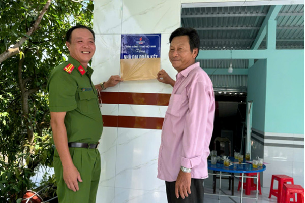 Công an xã Đầm Dơi bàn giao 6 căn nhà cho hộ khó khăn