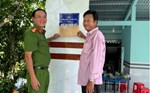 Công an xã Đầm Dơi bàn giao 6 căn nhà cho hộ khó khăn