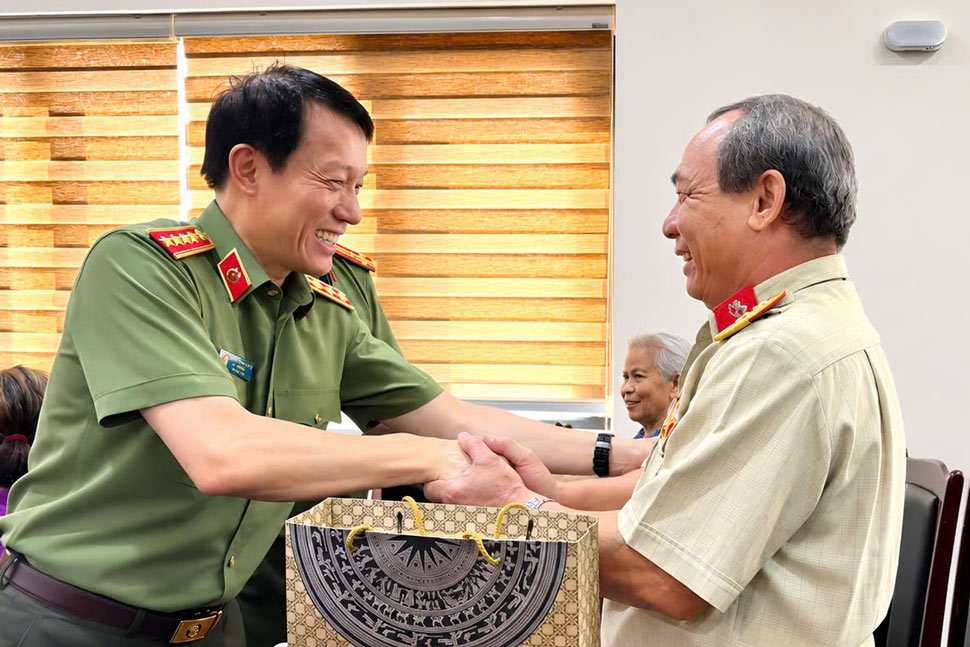 Đại tướng Lương Tam Quang thăm hỏi sức khỏe, tặng quà các thương, bệnh binh. Ảnh: Cổng thông tin tỉnh Gia Lai