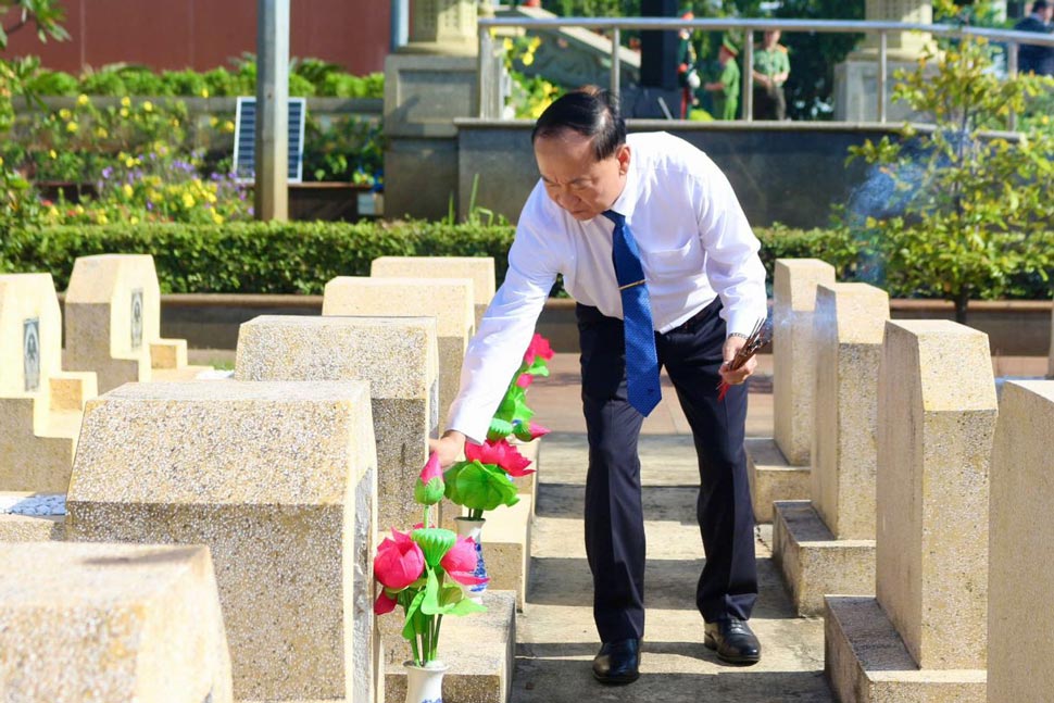 Bí thư Tỉnh ủy Gia Lai Thái Đại Ngọc thắp hương tại các phần mộ liệt sĩ. Ảnh: Cổng thông tin tỉnh Gia Lai