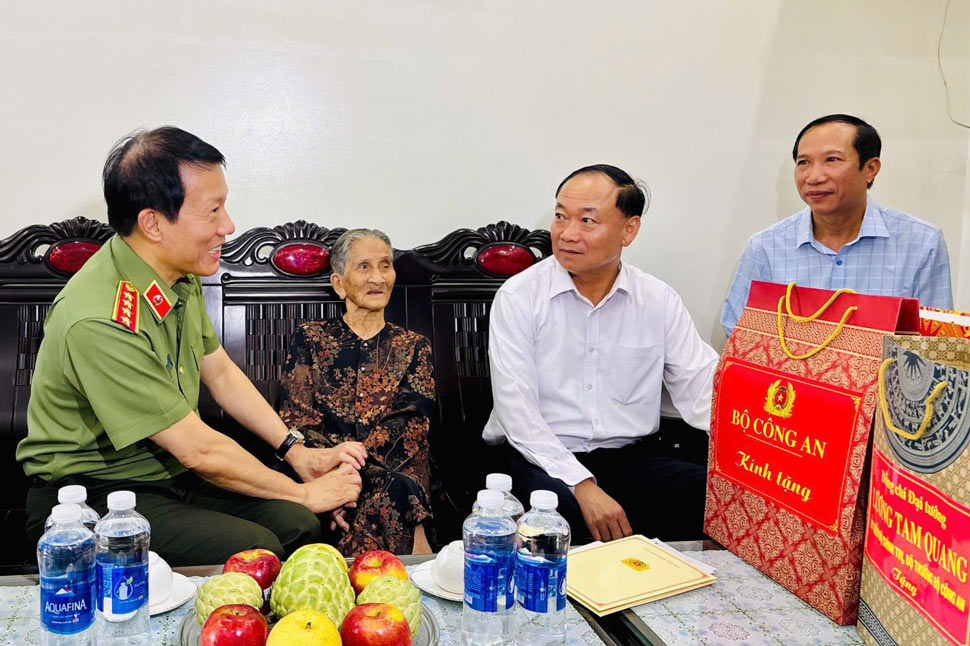 General Luong Tam Quang - Member of the Politburo, Minister of Public Security - and the working delegation visited and presented gifts to Vietnamese Heroic Mother Nguyen Thi Hien. Photo: Gia Lai Provincial Information Department