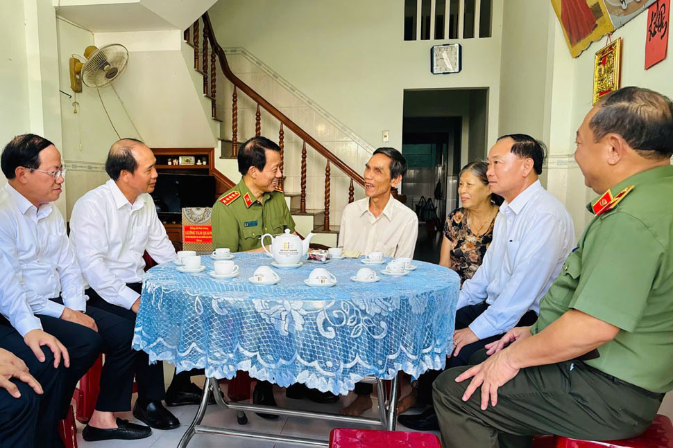 Đoàn công tác thăm, tặng quà gia đình thương binh Nguyễn Văn Thiệt. Ảnh: Cổng thông tin tỉnh Gia Lai