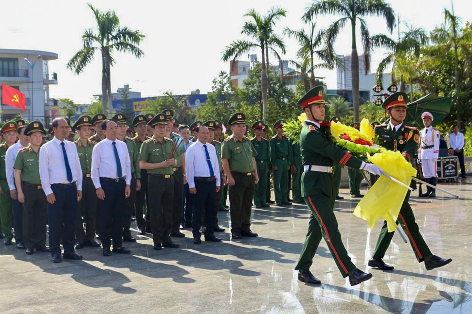 Đoàn công tác dâng hoa, dâng hương tại Nghĩa trang Liệt sĩ Quy Nhơn. Ảnh: Công thông tin Gia Lai