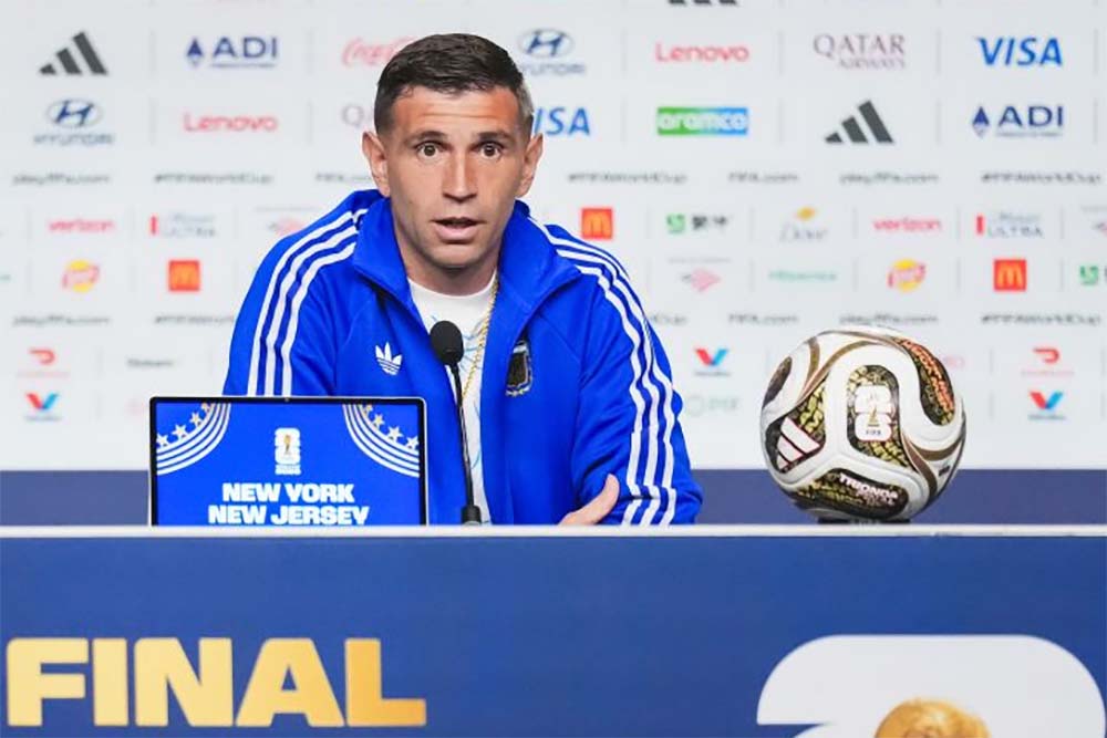 Goalkeeper Emiliano Martinez revealed that he delayed surgery on his hand injury to compete with Argentina at the 2026 World Cup. Photo: Xinhua