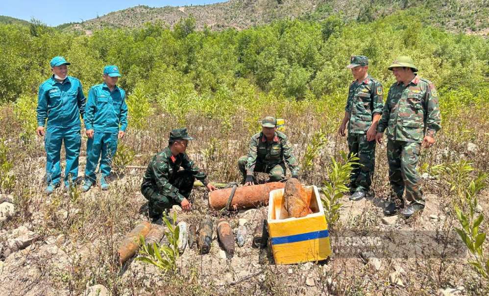 Functional forces in Quang Ngai classify the remaining bombs, ammunition, and explosives after the war before collecting, transporting, and handling them. Photo: Dong Giang