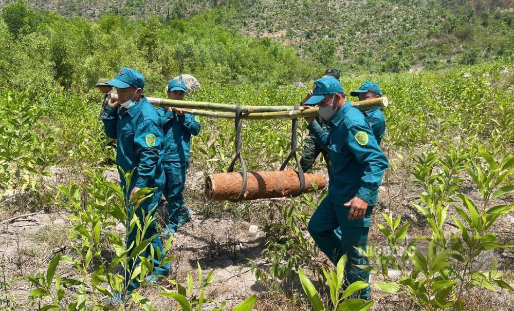 Vận chuyển bom, đạn, vật nổ về khu vực tập kết để xử lý theo đúng quy trình kỹ thuật. Ảnh: Đông Giang