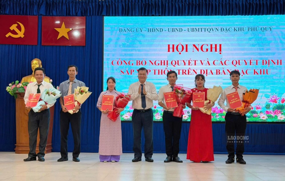 Announcing the resolution and awarding decisions to arrange villages in Phu Quy Special Zone, Lam Dong province. Photo: Duy Tuan