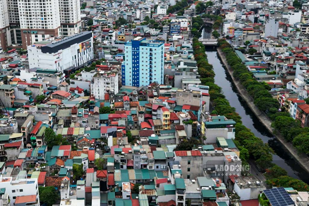 Ngày 19.7, theo ghi nhận của Lao Động, khu tập thể Trương Định (phường Tương Mai) nằm bên dòng sông Sét, được xây dựng giai đoạn 1970-1980, gồm 10 tòa nhà hai tầng, đến nay đã bị biến dạng, không còn giữ nguyên bản.