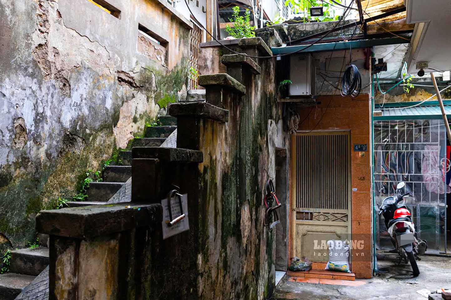 Tại nhiều dãy nhà, lối lên tầng hai chỉ là một cầu thang hẹp, đủ cho một người đi qua.
