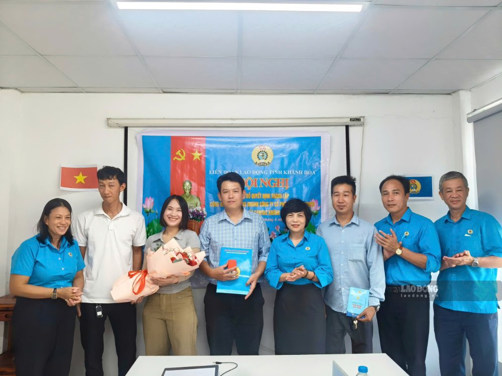 In the first 6 months of the year, the Trade Union Committee of Khanh Hoa Industrial Park promoted solutions to develop union members and establish grassroots trade unions in enterprises. Photo: Luu Nguyen