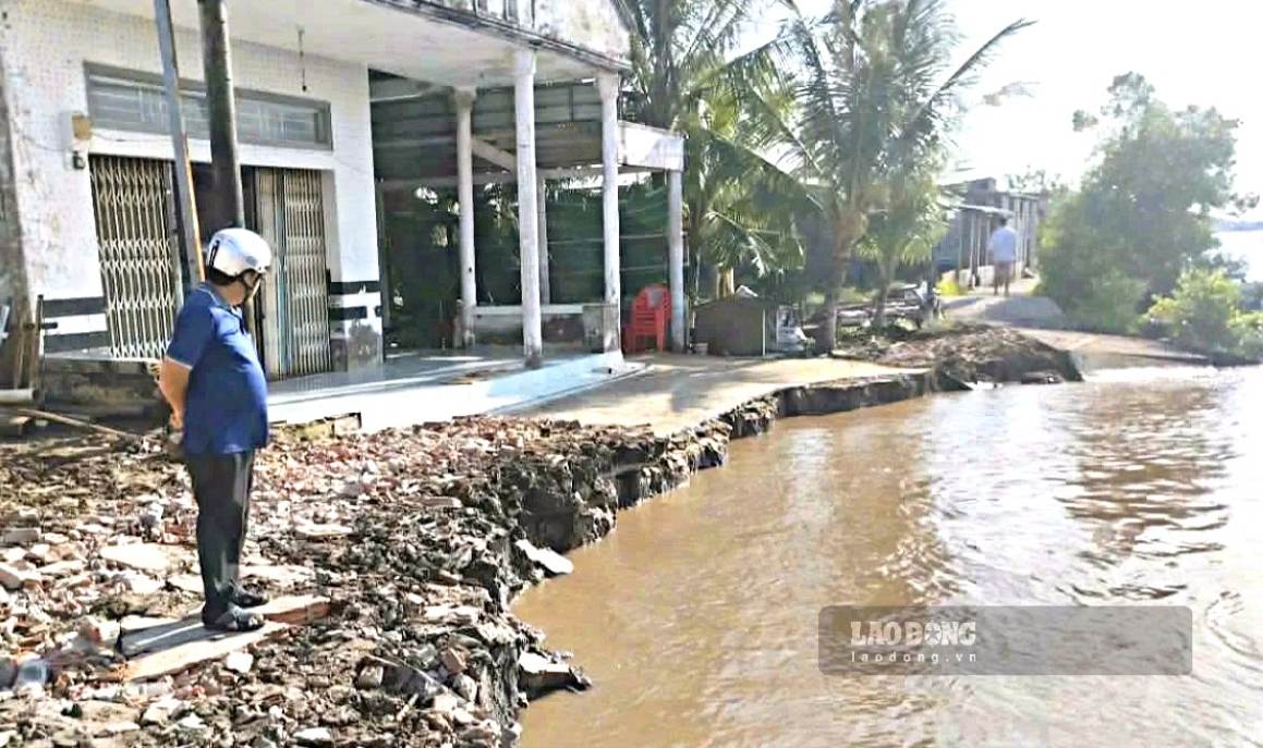Landslide in Dat Moi commune, Ca Mau, causing traffic disruption. Photo: Nhat Ho.