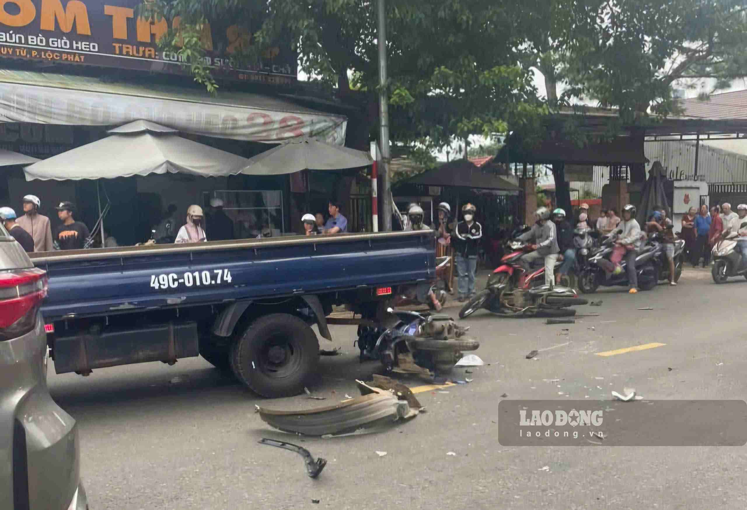 Hiện trường vụ tai nạn liên hoàn trên đường Đào Duy Từ (phường 1 Bảo Lộc). Ảnh: Hoài Thanh