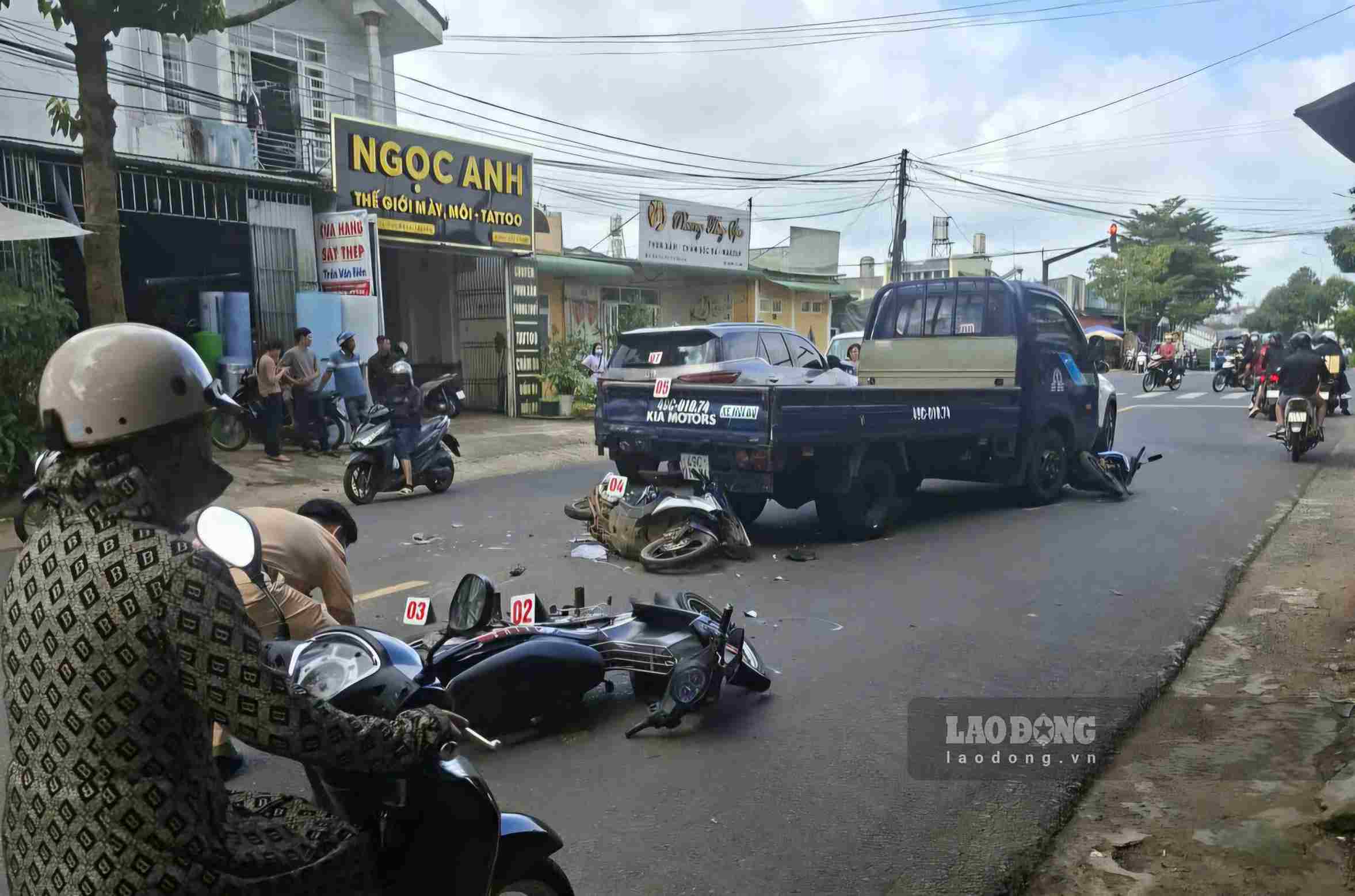 Scene of the car causing a chain collision with 5 other vehicles stopping at a red light. Photo: Hoai Thanh