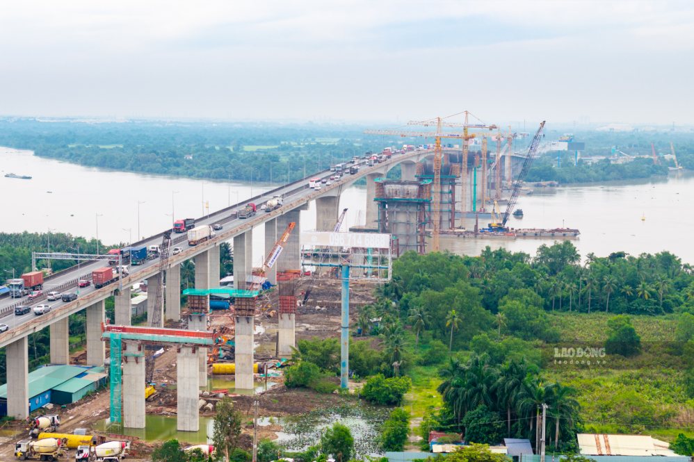 Overview of the large construction site of package XL01 of the Ho Chi Minh City - Long Thanh expressway expansion project. Photo: Anh Tu