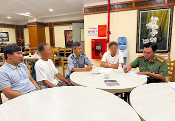 Bac Nha Trang Ward administratively fined 2 tourists with 25 million VND/person for breaking coral. Photo: Police provided