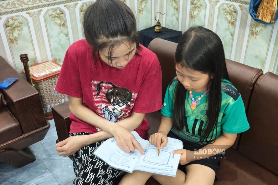 Làm công nhân ở quê, vợ chồng anh Đoàn có nhiều thời gian chăm sóc, nuôi dạy con cái. Ảnh: Tô Công