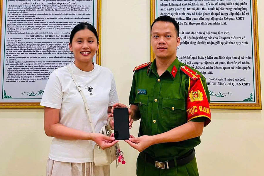 Ms. Doan Anh Tuyet expressed her joy and emotion when receiving lost property back at the Luc Yen Commune Police headquarters. Photo: Lao Cai Provincial Police e-Portal