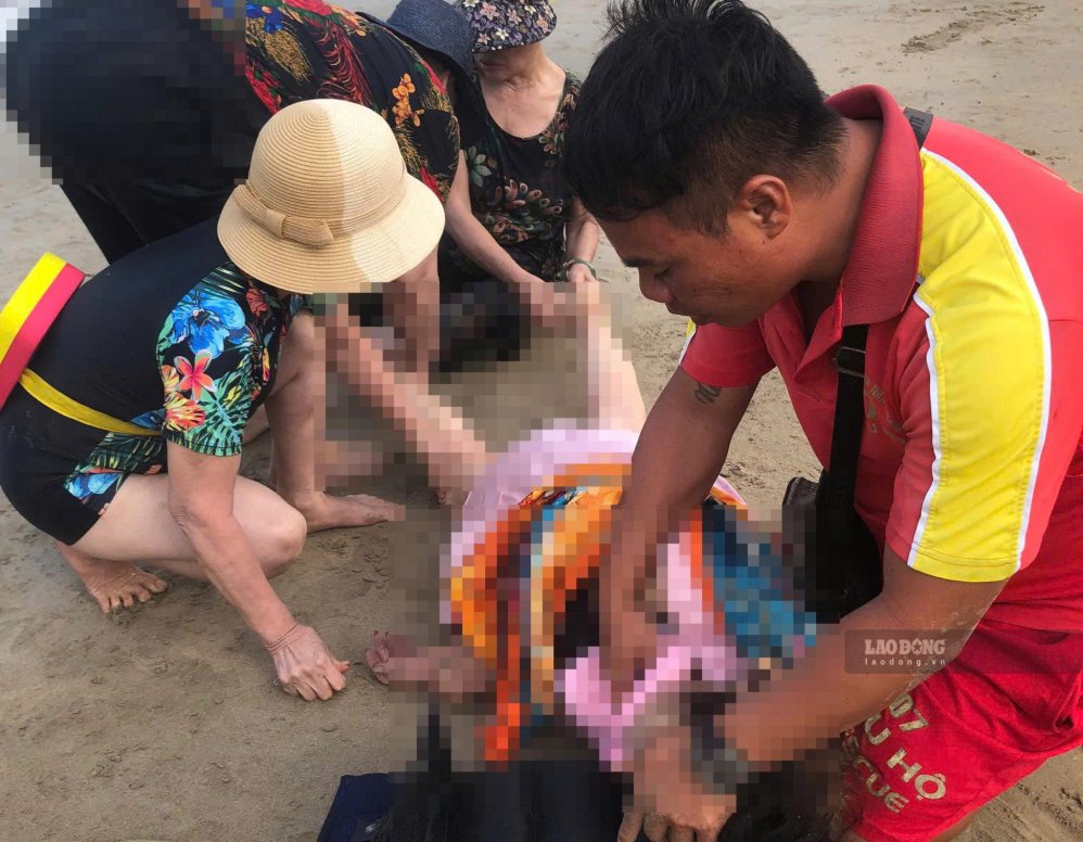 Coastal rescue forces promptly rescued an elderly female tourist who encountered an accident while swimming in Hon Chong beach. Photo: Phuong Linh