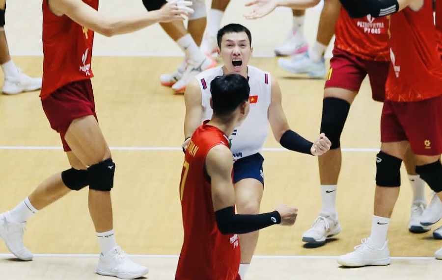 Trinh Duy Phuc (white shirt) is currently the captain of the Vietnamese men's volleyball team. Photo: SEA V.Cup 2026