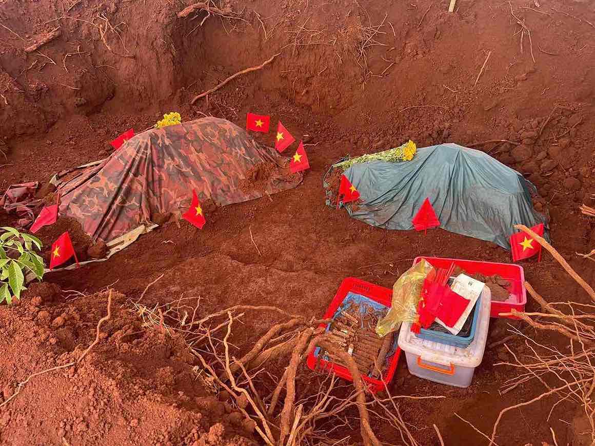 Images of the scene of searching for martyrs' remains in Minh Duc commune. Photo: Dong Nai City Military Command