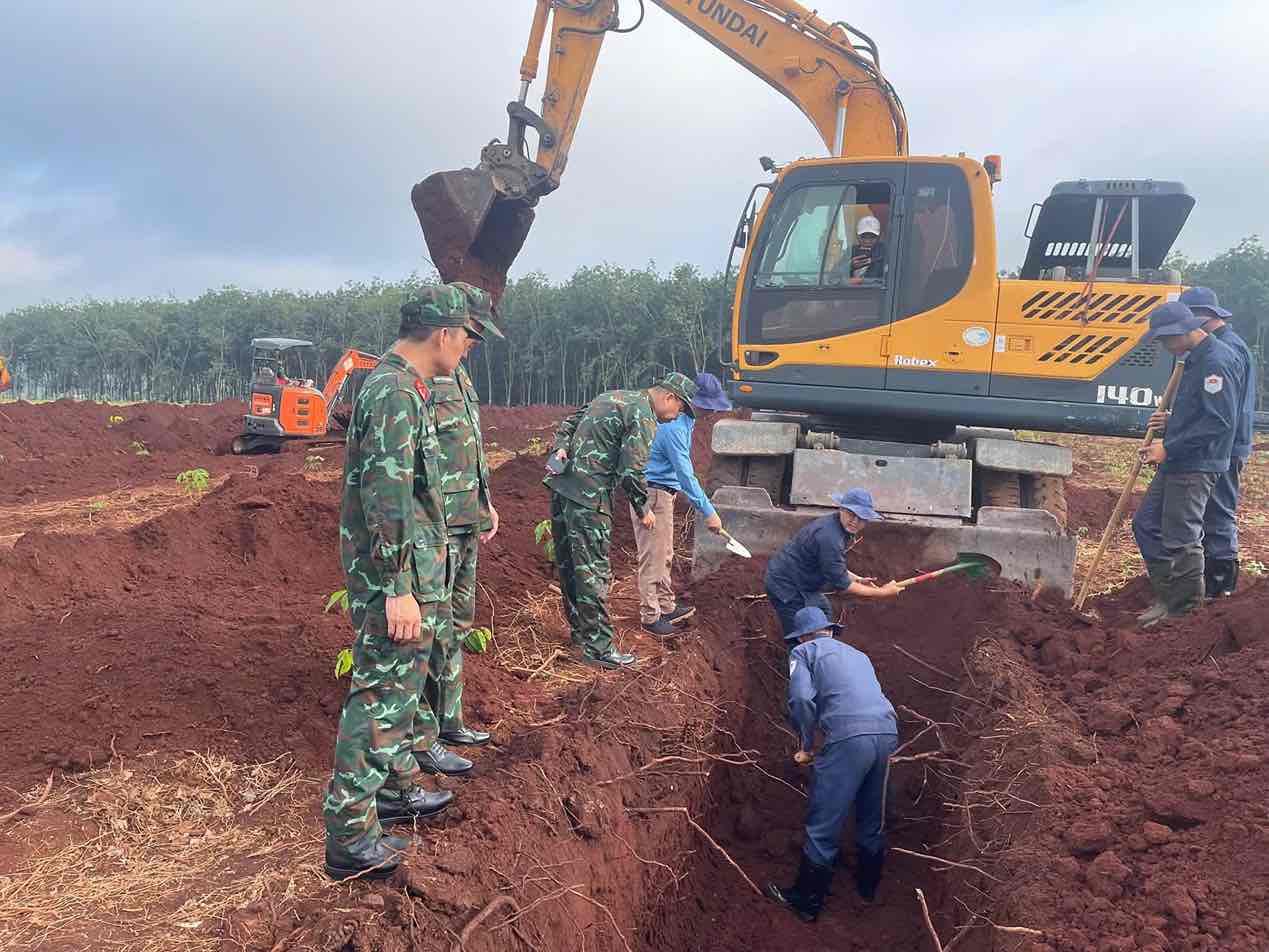 Hình ảnh hiện trường tìm kiếm hài cốt liệt sĩ tại xã Minh Đức. Ảnh: Bộ Chỉ huy quân sự thành phố Đồng Nai