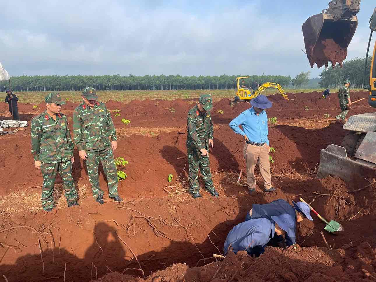 Hình ảnh hiện trường tìm kiếm hài cốt liệt sĩ tại xã Minh Đức. Ảnh: Bộ Chỉ huy quân sự thành phố Đồng Nai